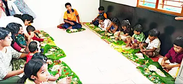 തകഴി പഞ്ചായത്തിലെ കരുമാടി കളത്തിൽപ്പാലം 116-ാം നമ്പർ അങ്കണവാടിയിലൊരുക്കിയ ഓണസദ്യ