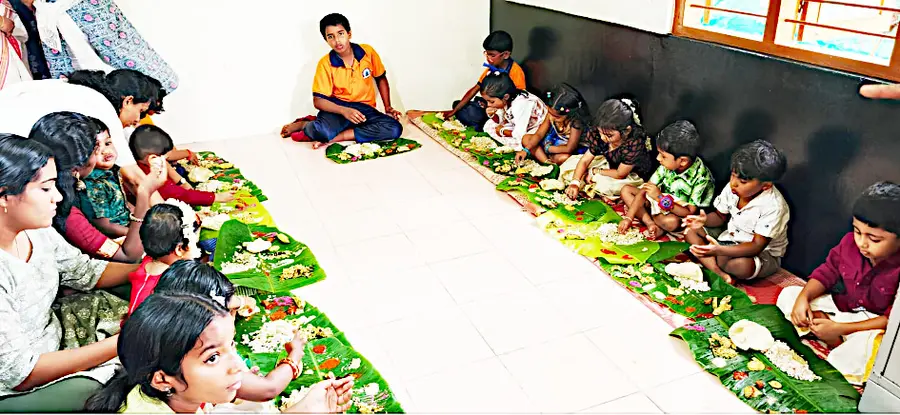 തകഴി പഞ്ചായത്തിലെ കരുമാടി കളത്തിൽപ്പാലം 116-ാം നമ്പർ അങ്കണവാടിയിലൊരുക്കിയ ഓണസദ്യ