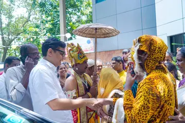 കോഴിക്കോട് ബ്ലോക്ക് പഞ്ചായത്ത് കൈവല്യം ഭിന്നശേഷി പുനരധിവാസ കേന്ദ്രത്തിൽ ഓണാഘോഷത്തിനെത്തിയ പി എ മുഹമ്മദ് റിയാസ് എംഎൽഎയെ സ്വീകരിക്കുന്നു 