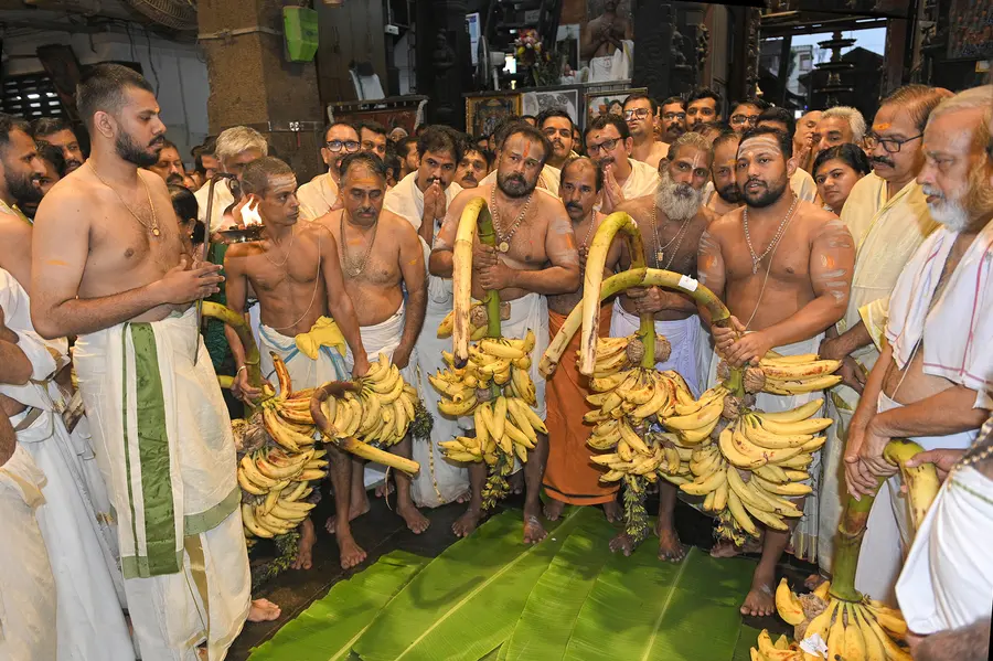 ഗുരുവായൂര്‍ ക്ഷേത്രത്തില്‍ ഉത്രാടകാഴ്ചക്കുല സമര്‍പ്പണത്തിന് തുടക്കം കുറിച്ച്  മേല്‍ശാന്തി തെക്കുംപറമ്പത്ത് മനയിൽ നാരായണൻ നമ്പൂതിരി  ആദ്യ കാഴ്ചക്കുല സമര്‍പ്പിക്കുന്നു