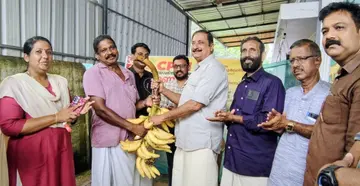 സംയോജിത കൃഷിയുടെ ഭാഗമായി സിപിഐ എം നേതൃത്വത്തിൽ സംഘടിപ്പിച്ച ഓണച്ചന്തകളുടെ ജില്ലാതല ഉദ്ഘാടനം ജില്ലാ സെക്രട്ടറിയറ്റംഗം എം ബാലാജി നിർവഹിക്കുന്നു