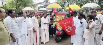 സിഐടിയു ജില്ലാ സമ്മേളനത്തിന്റെ ഭാഗമായി സംഘടിപ്പിച്ച റോഡ് ഷോ സിപിഐ എം ജില്ലാ സെക്രട്ടറിയറ്റംഗം കെ എൻ വേണുഗോപാൽ ഉദ്ഘാടനംചെയ്യുന്നു