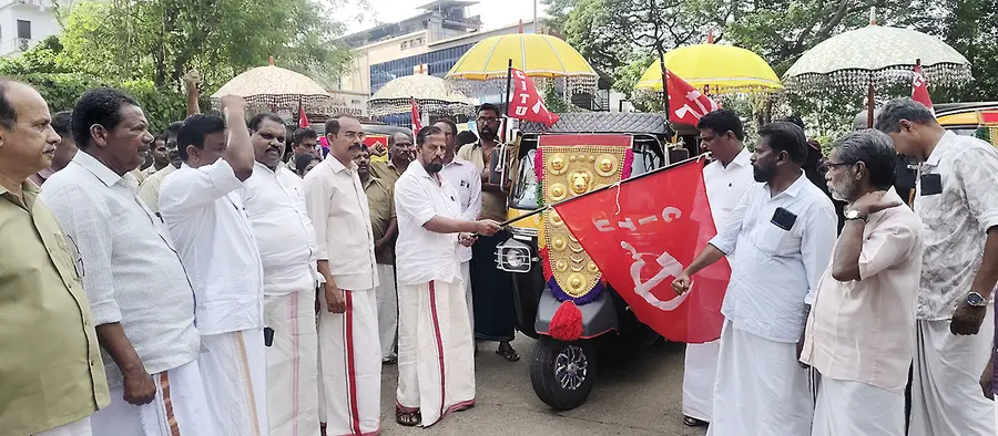 സിഐടിയു ജില്ലാ സമ്മേളനത്തിന്റെ ഭാഗമായി സംഘടിപ്പിച്ച റോഡ് ഷോ സിപിഐ എം ജില്ലാ സെക്രട്ടറിയറ്റംഗം  കെ എൻ വേണുഗോപാൽ ഉദ്ഘാടനംചെയ്യുന്നു