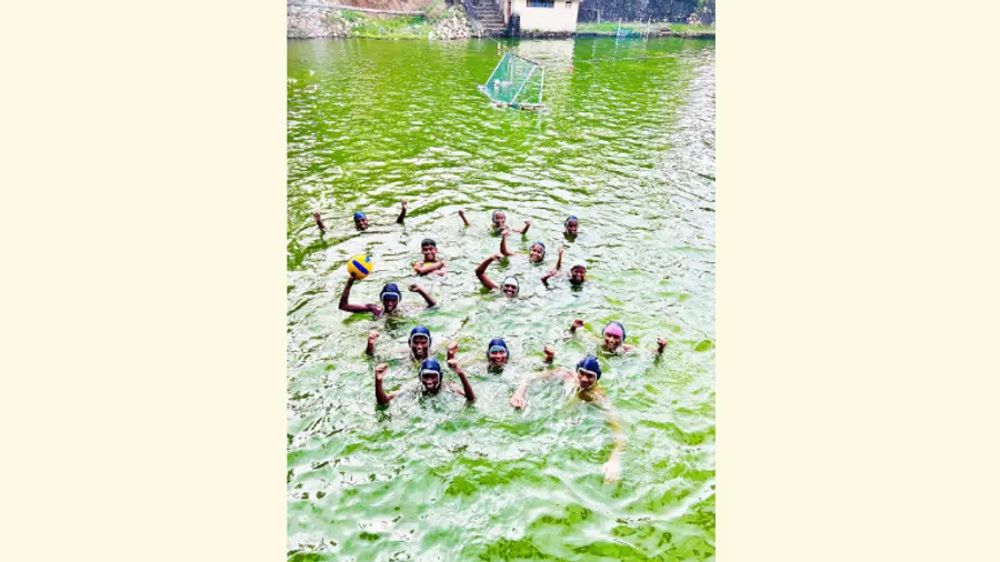 പിരപ്പൻകോട് ശ്രീകൃഷ്ണ ക്ഷേത്രത്തിലെ കുളത്തിൽ പരിശീലിക്കുന്ന  ഡോൾഫിൻ ക്ലബ്ബിലെ കുട്ടികൾ