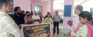 എന്ജിഒ യൂണിയന്റെയും കെജിഒഎയുടെയും നേതൃത്വത്തില് ജില്ലാ സെയില് ടാക്സ് ഓഫീസിനുമുന്നില് നടത്തിയ പ്രകടനം എന്ജിഒ യൂണിയന് സംസ്ഥാന കമ്മിറ്റിയംഗം ഇ നന്ദകുമാര് ഉദ്ഘാടനം ചെയ്യുന്നു