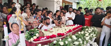 ആനക്കല്ലിലെ വീട്ടിൽ പൊതുദർശനത്തിനുവച്ച റിജോണിന്റെ മൃതദേഹത്തിനരികെ കുടുംബാംഗങ്ങളും സുഹൃത്തുക്കളും