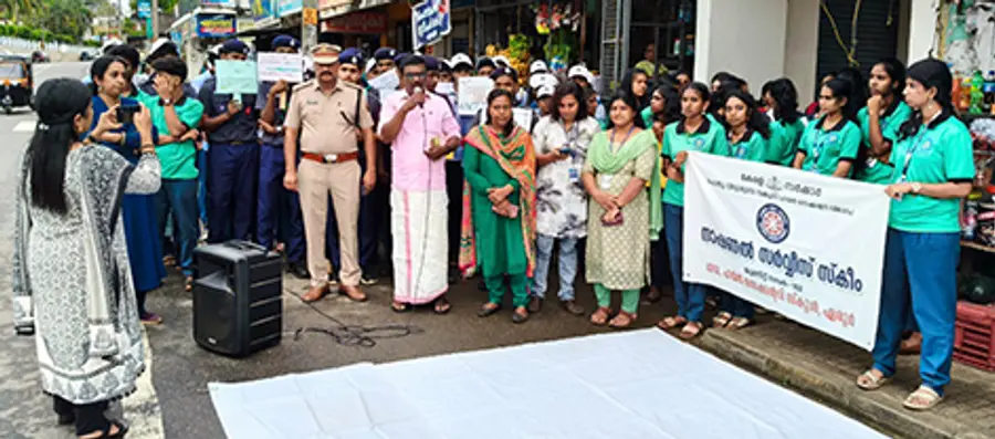 ഏരൂർ ഗവ. ഹയർ സെക്കൻഡറി സ്കൂളിൽ ലഹരിവിരുദ്ധ ക്യാന്പയിൻ
ജില്ലാ പഞ്ചായത്ത് പൊതുമരാമത്ത് സ്ഥിരംസമിതി അധ്യക്ഷൻ ടി അജയൻ
ഉദ്ഘാടനംചെയ്യുന്നു