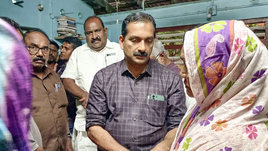 ഖലീൽ റഹ്മാന്റെ ഉമ്മയെ സിപിഐ എം ജില്ലാ സെക്രട്ടറി എസ് സതീഷ് ആശ്വസിപ്പിക്കുന്നു
