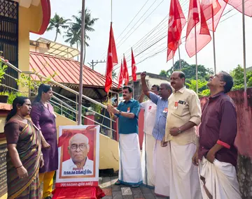 കെ കെ മാമക്കുട്ടി ദിനത്തിൽ സിപിഐ എം കൊടകര ഏരിയ കമ്മിറ്റി ഓഫീസിൽ ജില്ലാ സെക്രട്ടറിയറ്റംഗം കെ കെ രാമചന്ദ്രൻ പതാക ഉയർത്തുന്നു