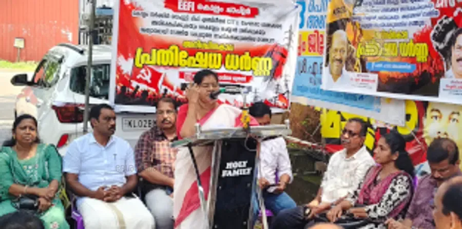 ഇഇഎഫ്‌ഐ നേതൃത്വത്തിൽ കൊല്ലം സർക്കിൾ അങ്കണത്തിൽ നടക്കുന്ന  അനിശ്ചിതകാല ധർണ അഞ്ചാം ദിവസം  സിഐടിയു ദേശീയ വൈസ് പ്രസിഡന്റ് ജെ മേഴ്‌സിക്കുട്ടിഅമ്മ ഉദ്‌ഘാടനംചെയ്യുന്നു