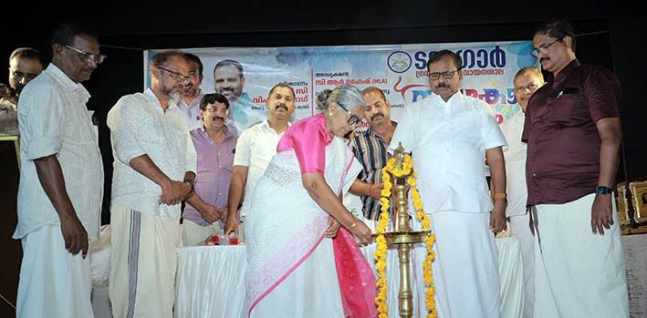 ടാഗോർ ഗ്രന്ഥശാല നാടകോത്സവത്തിന് സാമൂഹ്യ ക്ഷേമ ബോർഡ് മുൻ ചെയർപേഴ്സൺ സൂസൻ കോടി ദീപം തെളിയിക്കുന്നു