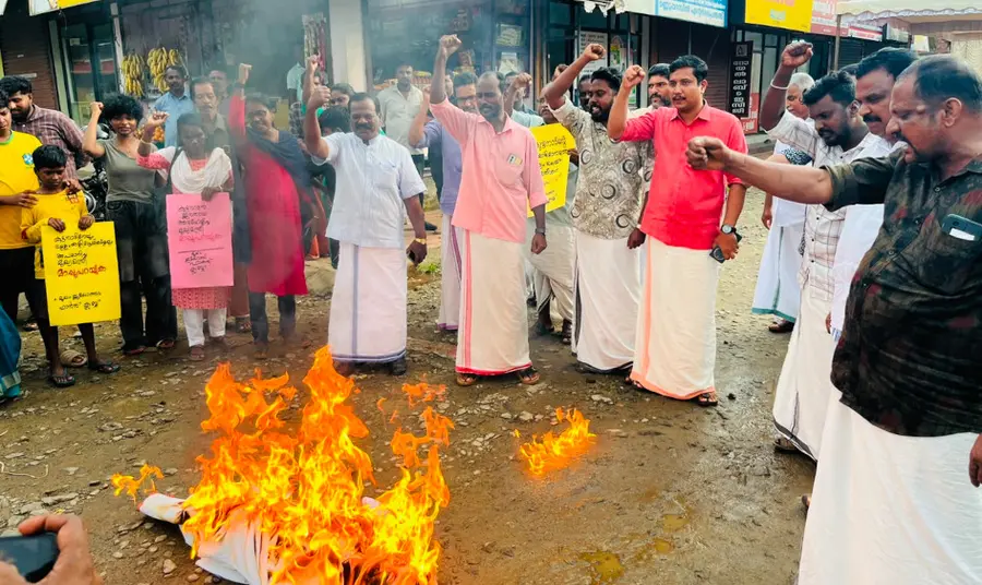 ചമ്പക്കുളത്ത് മുഖ്യമന്ത്രി വി ഡി സതീശന്റെ കോലം കത്തിച്ചപ്പോൾ