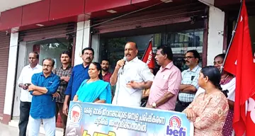 കേരള ബാങ്ക് ജീവനക്കാരുടെ ധർണ അമ്പലപ്പുഴ താലൂക്ക് സർക്കിൾ സഹകരണ യൂണിയൻ ചെയർമാൻ  വി എൻ വിജയകുമാർ ഉദ്ഘാടനംചെയ്യുന്നു