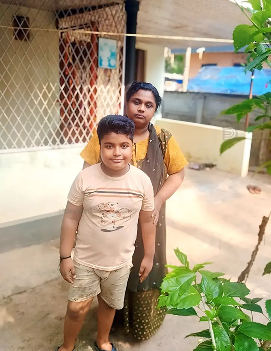 വിഘ്നേഷ് അമ്മയോടൊപ്പം
വാടക വീടിനു മുന്നിൽ