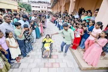 ദീർഘനാളത്തെ ചികിത്സയ്ക്കുശേഷം വയലാ എൻ വി യു പി സ്കൂളിൽ എത്തിയ എ എസ്  പാർവതിക്ക്  പ്രവേശനോത്സവത്തിൽ പ്രത്യേക സ്വീകരണം നൽകിയപ്പോൾ 