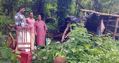 ഒറ്റക്കല്ലിൽ വടക്കേടത്ത് ബാബുവിന്റെ വീടിനോട് ചേർന്ന ഷെഡ്  കാട്ടാന തകർത്തത് വാർഡ് അംഗം സന്തോഷ് സന്ദർശിക്കുന്നു