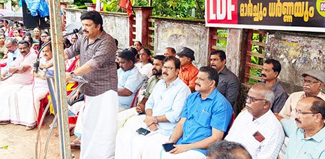 എൽഡിഎഫ് ഉമ്മന്നൂർ പഞ്ചായത്താഫീസിലേക്ക് നടത്തിയ ബഹുജന മാർച്ചും ധർണ്ണയും കേരള കോൺഗ്രസ് ബി ചെയർമാൻ കെ ബി ഗണേഷ് കുമാർ ഉദ്ഘാടനം ചെയ്യുന്നു