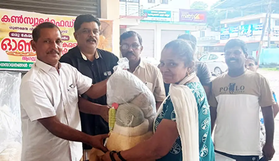 ചിതറ സർവീസ് സഹകരണ  ബാങ്കിന്റെ ഓണം വിപണി  ബാങ്ക് പ്രസിഡൻ്റ്  എ. അബ്ദുൽ ഹമീദ് ഉദ്ഘാടനം ചെയ്യുന്നു
