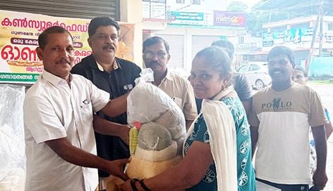 ചിതറ സർവീസ് സഹകരണ  ബാങ്കിന്റെ ഓണം വിപണി  ബാങ്ക് പ്രസിഡൻ്റ്  എ. അബ്ദുൽ ഹമീദ് ഉദ്ഘാടനം ചെയ്യുന്നു