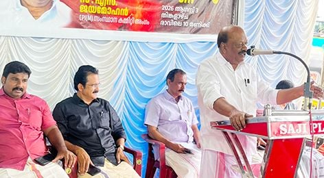 പുനലൂർ മുനിസിപ്പാലിറ്റി  ഓഫീസിന് മുന്നിൽ നടന്ന പ്രതിഷേധ ധർണ്ണ സിപിഐ എം സംസ്ഥാന കമ്മിറ്റി അംഗം എസ് ജയമോഹൻ ഉദ്ഘാടനംചെയ്യുന്നു