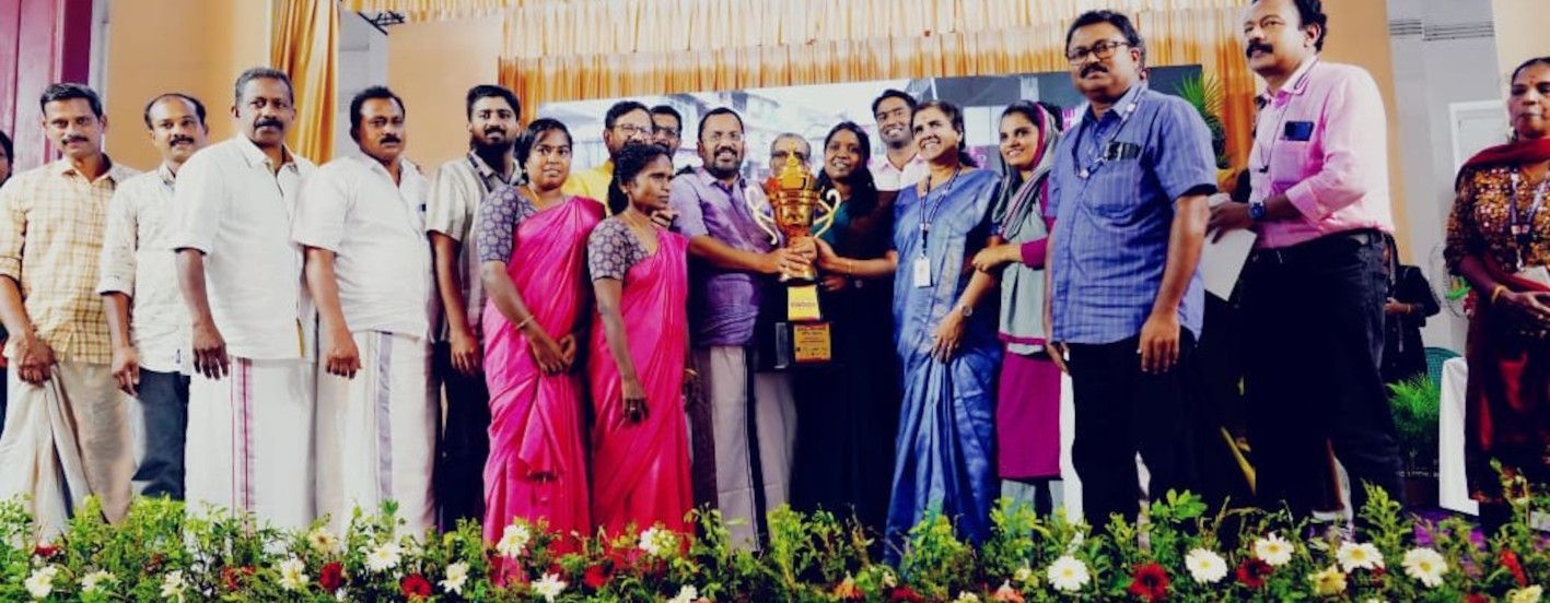 ശുചിത്വത്തിന് ജില്ലാ തലത്തിലുള്ള ഒന്നാം സ്ഥാനം മന്ത്രി കെ രാജനിൽ നിന്നും കൊടകര പഞ്ചായത്ത്‌ പ്രസിഡന്റ്  അമ്പിളി സോമൻ ഏറ്റുവാങ്ങുന്നു