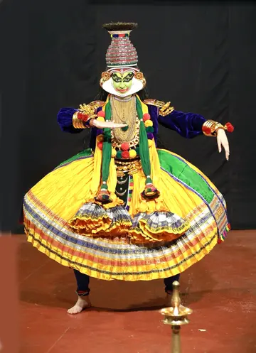 പാരീസ് യുവതി മേരി മെല്‍ഡോവ ചെറുതുരുത്തി കഥകളി സ്‌കൂളില്‍ കഥകളിയിൽ  അരങ്ങേറ്റം  കുറിക്കുന്നു