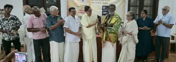 ചിറയിൻകീഴ് ഡോ. ജി ഗംഗാധരൻ നായർ സ്മാരക പുരസ്കാരം കെ വി ഗണേഷിന് ഡോ. പി വി കൃഷ്ണൻനായർ സമ്മാനിക്കുന്നു