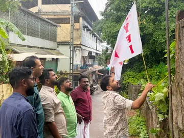 ഡിവൈഎഫ്ഐ ജില്ലാ സമ്മേളന പതാക ദിനത്തിൽ ജില്ലാ പ്രസിഡന്റ് പി ഷബീർ വണ്ടൂർ ടൗണിൽ പതാക ഉയർത്തുന്നു 