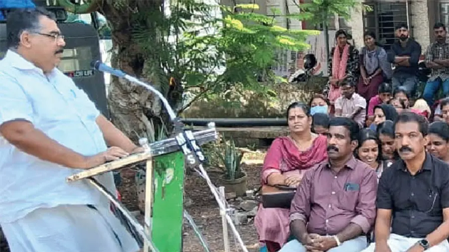 teachers protest aluva