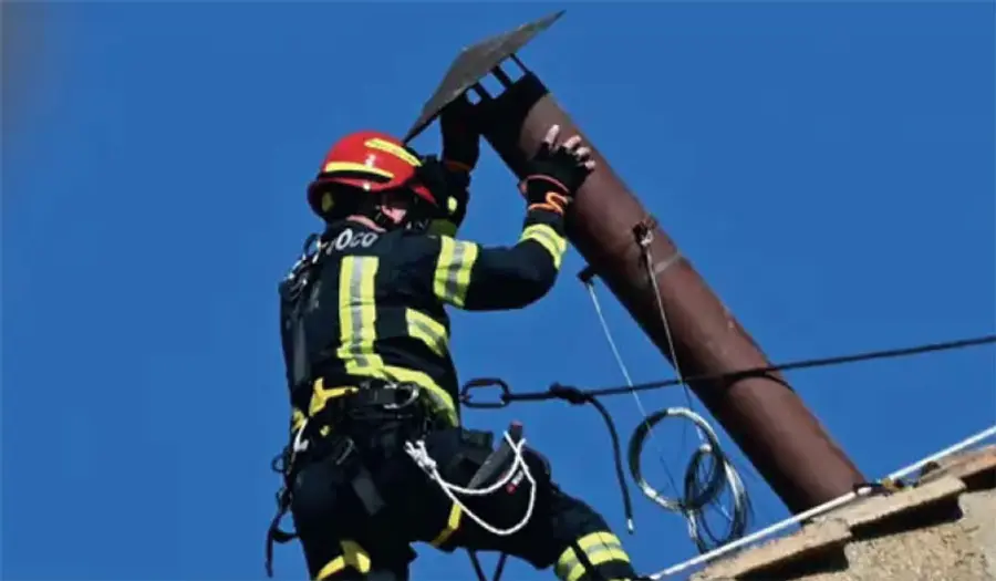 Vatican installs chimney