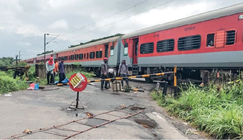purayar railway gate