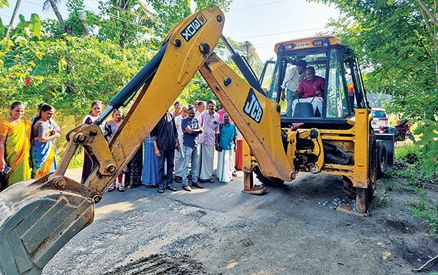 വല്ലയിൽ ചമ്പക്കാട് റോഡ് രണ്ടാംഘട്ട പുനർനിർമാണം മന്ത്രി പി പ്രസാദ്  ഉദ്ഘാടനംചെയ്യുന്നു 