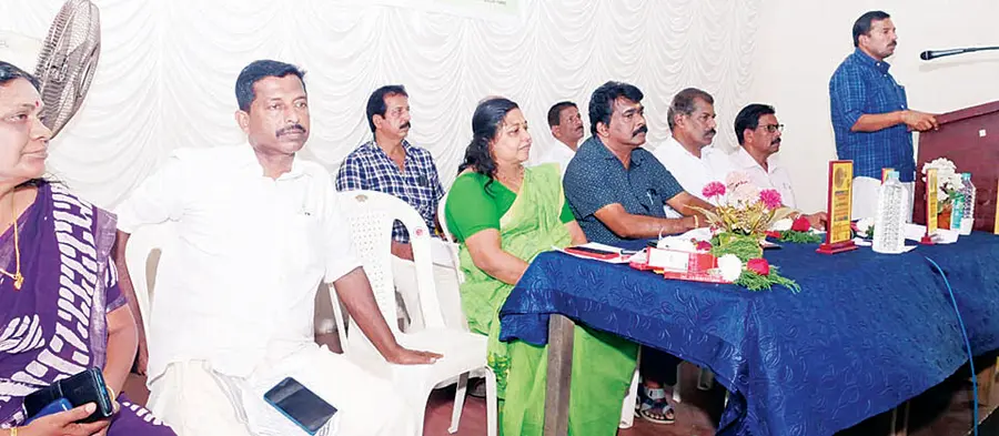 വ്യപാരി വ്യവസായി സമിതി മാരാരിക്കുളം യൂണിറ്റ് സമ്മേളനം ജില്ലാ പഞ്ചായത്ത് ആരോഗ്യ വിദ്യാഭ്യാസ സ്ഥിരംസമിതി
അധ്യക്ഷൻ എസ് രാധാകൃഷ-്ണൻ ഉദ്ഘാടനംചെയ്യുന്നു