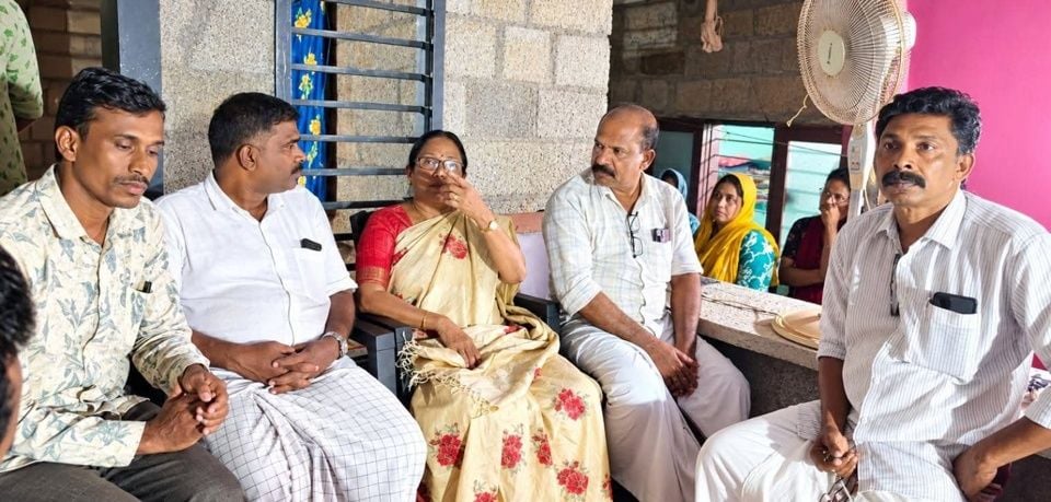 മുഹസിന്റെ വീട് സിപിഐ എം കേന്ദ്ര കമ്മിറ്റിയംഗം കെ കെ ശൈലജ സന്ദർശിക്കുന്നു