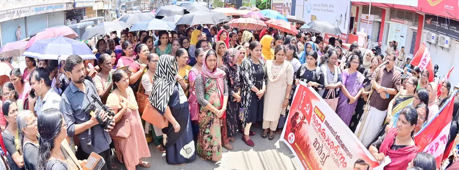 അങ്കണവാടി വർക്കേഴ്സ് ആൻഡ് ഹെൽപ്പേഴ്‌സ് അസോസിയേഷൻ ഹെഡ് പോസ്റ്റ് ഓഫീസിലേക്ക് നടത്തിയ മാർച്ച് സിഐടിയു ജില്ലാ പ്രസിഡന്റ് പി എൻ മോഹനൻ ഉദ്‌ഘാടനം ചെയ്യുന്നു