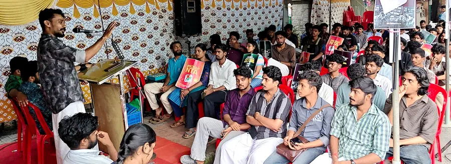 നീറ്റ്, സിബിഎസ്ഇ പരീക്ഷ ക്രമക്കേടുകൾ പരിഹരിക്കുക, കേന്ദ്ര വിദ്യാഭ്യാസ മന്ത്രി ധർമേന്ദ്ര പ്രധാൻ രാജിവയ്ക്കുക തുടങ്ങിയ ആവശ്യങ്ങൾ ഉയർത്തി എസ്എഫ്ഐ ജില്ലാ കമ്മിറ്റി സംഘടിപ്പിച്ച രാപ്പകൽ സമരം സംസ്ഥാന പ്രസിഡന്റ് എം എ ശിവപ്രസാദ് ഉദ്ഘാടനം ചെയ്യുന്നു