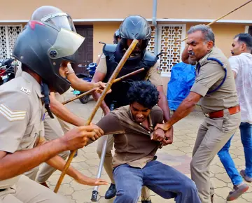 മാർച്ചിനിടെ എസ്എഫ്ഐ പ്രവർത്തകനെ പൊലീസ് വളഞ്ഞിട്ടടിക്കുന്നു 