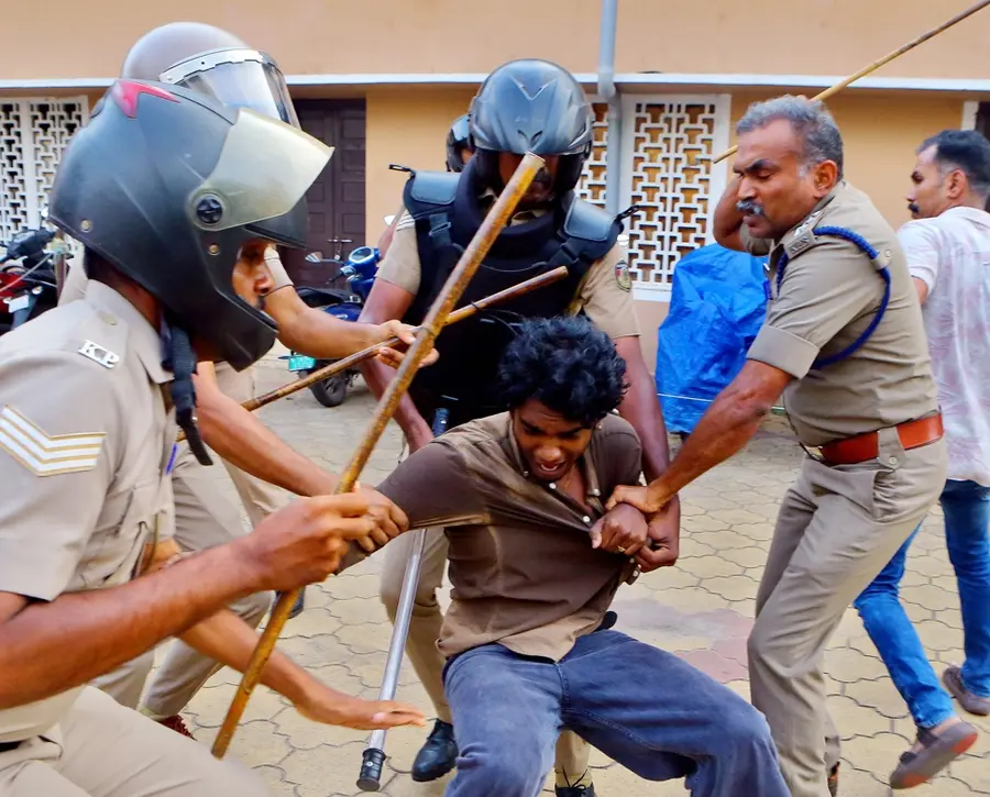 മാർച്ചിനിടെ എസ്എഫ്ഐ പ്രവർത്തകനെ പൊലീസ് വളഞ്ഞിട്ടടിക്കുന്നു