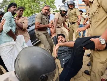 മാർച്ചിനിടെ എസ്എഫ്ഐ പ്രവർത്തകനെ പൊലീസ് വളഞ്ഞിട്ടടിക്കുന്നു 