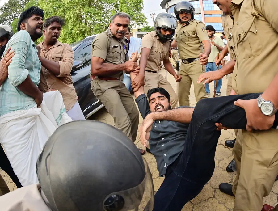 മാർച്ചിനിടെ എസ്എഫ്ഐ പ്രവർത്തകനെ പൊലീസ് വളഞ്ഞിട്ടടിക്കുന്നു