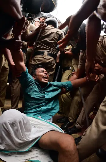 എസ്എഫ്ഐ ജില്ലാ കമ്മിറ്റി  നടത്തിയ റെയിൽവേ സ്റ്റേഷൻ  മാർച്ചിൽ  സംസ്ഥാന സെക്രട്ടറിയറ്റ് അംഗം എസ് വിപിനെ പൊലീസ് വലിച്ചിഴയ്ക്കുന്നു