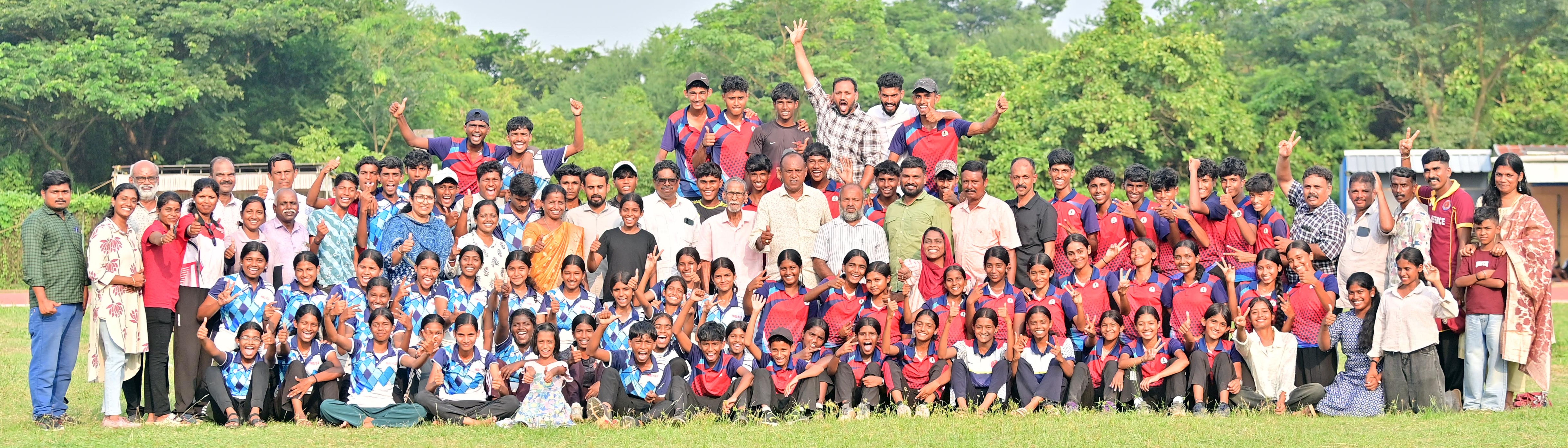 ജില്ലാ സ്കൂൾ കായികമേളയിൽ ഓവറോൾ ചാമ്പ്യൻമാരായ പറളി സബ് ജില്ലാ ടീം