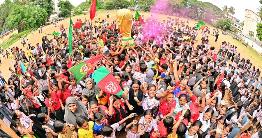 ലോക ..കപ്പ്..... ബി ഇ എം ഹയർ സെക്കന്ററി സ്കൂളിൽ ലോകകപ്പിന്റെ മാതൃകയുമായി വിവിധ രാജ്യങ്ങളുടെ ജേഴ്സി അണിഞ്ഞ കുട്ടികൾ ഫോട്ടോ: സുമേഷ് കോടിയത്ത്