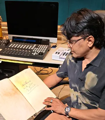 പ്രകാശ് ഉള്ളിയേരി എസ് ജാനകി നൽകിയ ഓട്ടോഗ്രാഫുമായി