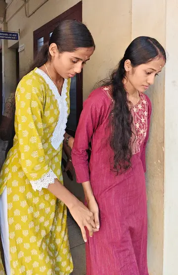 കൊല്ലപ്പെട്ട സുധാകരന്റെ മക്കൾ അതുല്യയും അഖിലയും കോടതിവളപ്പിൽനിന്ന് പുറത്തേക്ക് പോകുന്നു