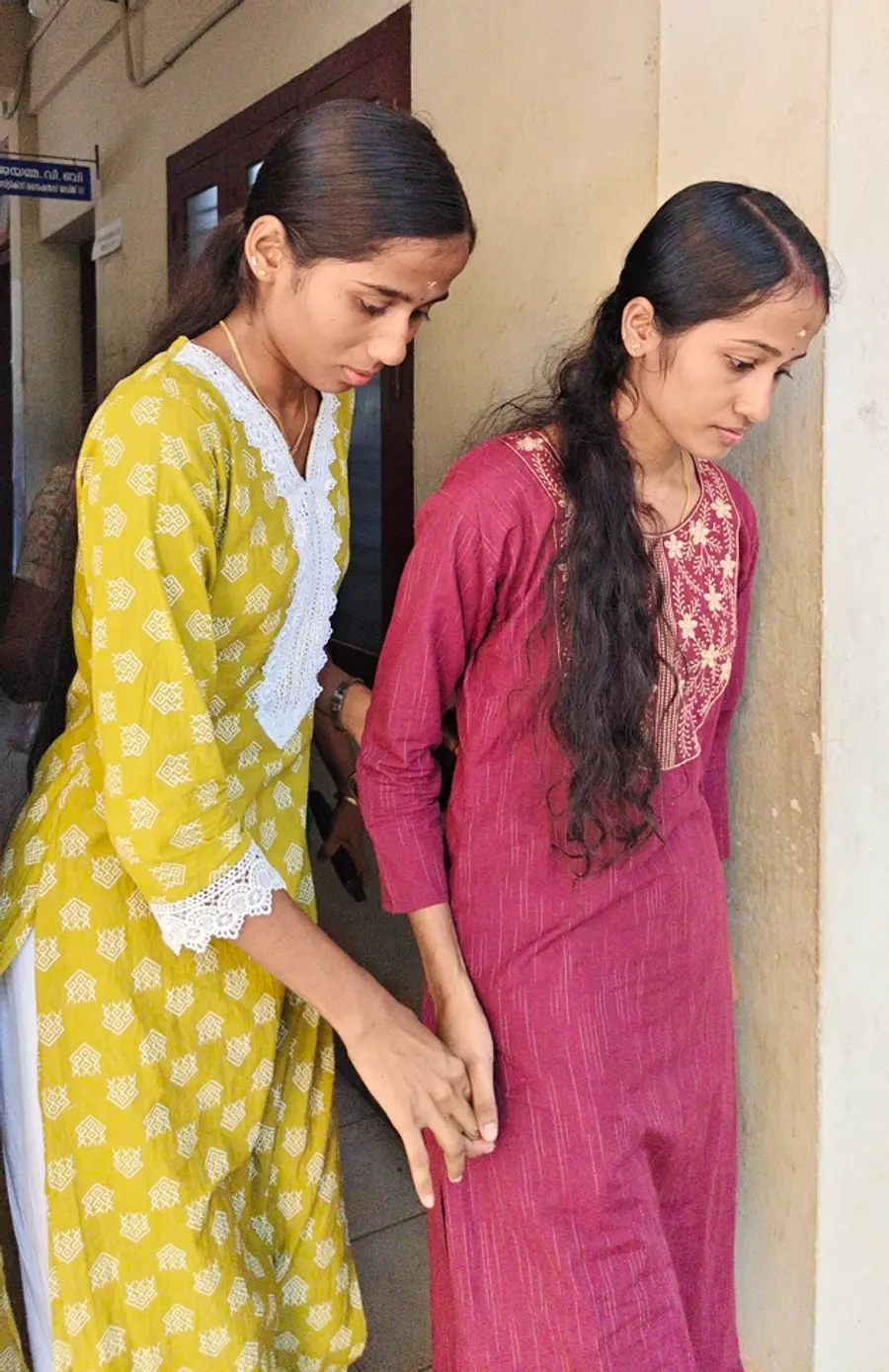 കൊല്ലപ്പെട്ട സുധാകരന്റെ മക്കൾ അതുല്യയും അഖിലയും കോടതിവളപ്പിൽനിന്ന് പുറത്തേക്ക് പോകുന്നു