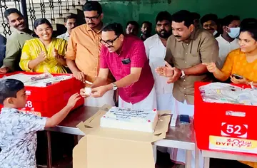 ഡിവൈഎഫ്ഐ കോഴിക്കോട് മെഡിക്കല് കോളേജില് നല്കുന്ന ഹൃദയപൂര്വം ഉച്ചഭക്ഷണ വിതരണത്തിന്റെ അഞ്ചാം വാര്ഷികം സംസ്ഥാന വൈസ് പ്രസിഡന്റ് എൽ ജി ലിജീഷ് കേക്ക് മുറിച്ച് ഉദ്ഘാടനം ചെയ്തപ്പോള്.