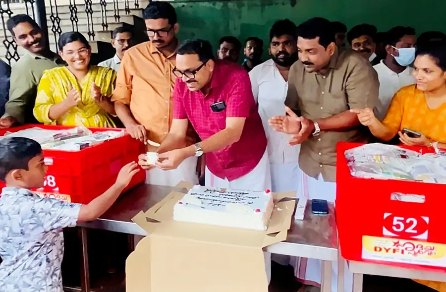 ഡിവൈഎഫ്ഐ കോഴിക്കോട് മെഡിക്കല് കോളേജില് നല്കുന്ന ഹൃദയപൂര്വം ഉച്ചഭക്ഷണ വിതരണത്തിന്റെ അഞ്ചാം വാര്ഷികം സംസ്ഥാന വൈസ് പ്രസിഡന്റ് എൽ ജി ലിജീഷ് കേക്ക് മുറിച്ച് ഉദ്ഘാടനം ചെയ്തപ്പോള്.