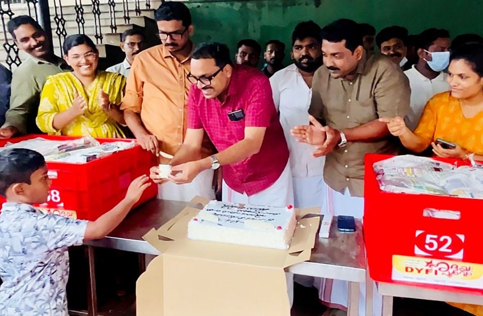 ഡിവൈഎഫ്ഐ കോഴിക്കോട് മെഡിക്കല്‍ കോളേജില്‍ നല്‍കുന്ന ഹൃദയപൂര്‍വം ഉച്ചഭക്ഷണ വിതരണത്തിന്റെ അഞ്ചാം വാര്‍ഷികം സംസ്ഥാന വൈസ് പ്രസിഡന്റ് എൽ ജി ലിജീഷ് കേക്ക് മുറിച്ച് ഉദ്ഘാടനം ചെയ്തപ്പോള്‍.