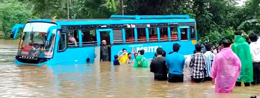 താമരശേരി കട്ടിപ്പാറ കുണ്ടത്തിൽ വെള്ളക്കെട്ടില്‍ കുടുങ്ങിയ സ്വകാര്യ ബസ്